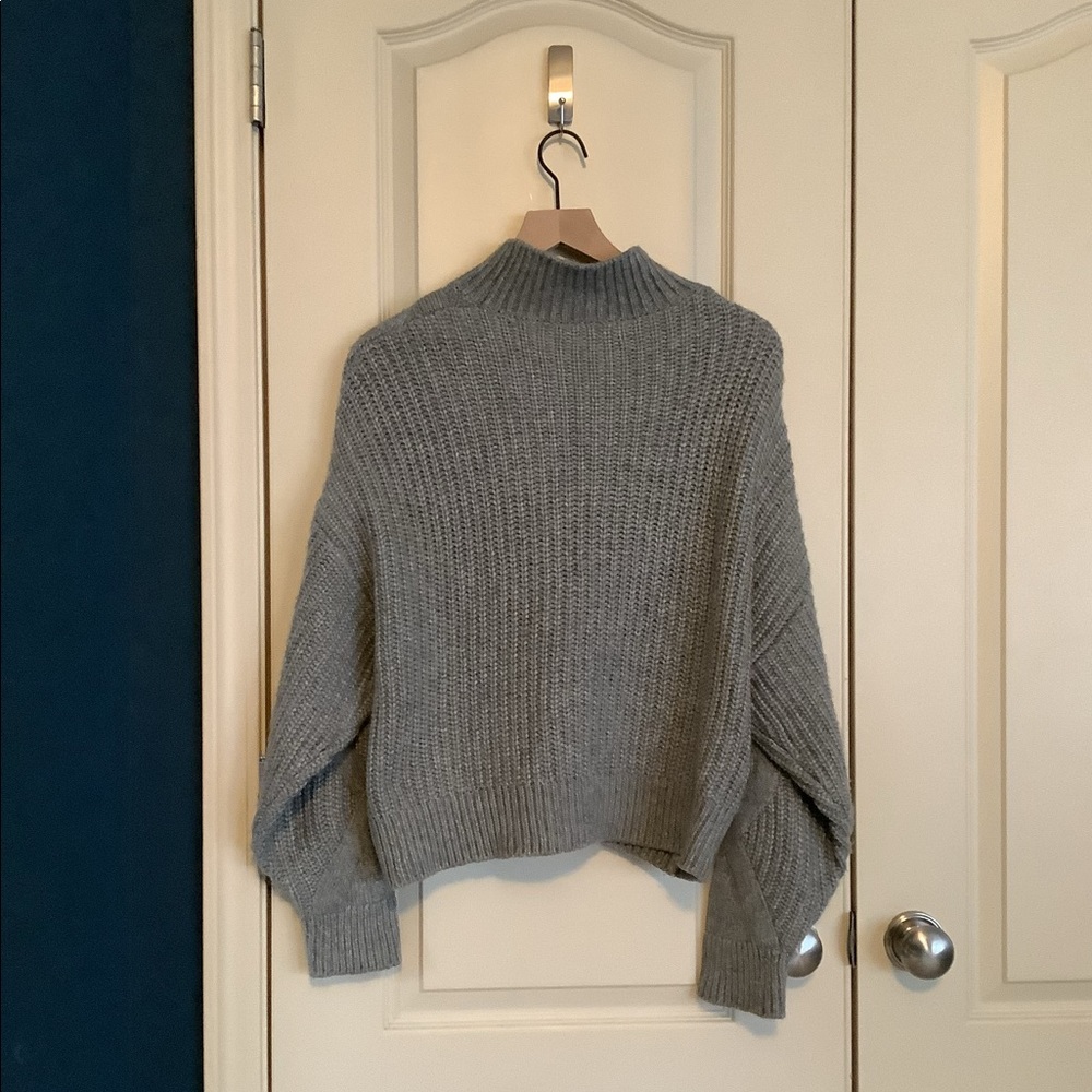 Elizabeth and James Cableknit Mock Crop Sweater Size L - Picture 3 of 5